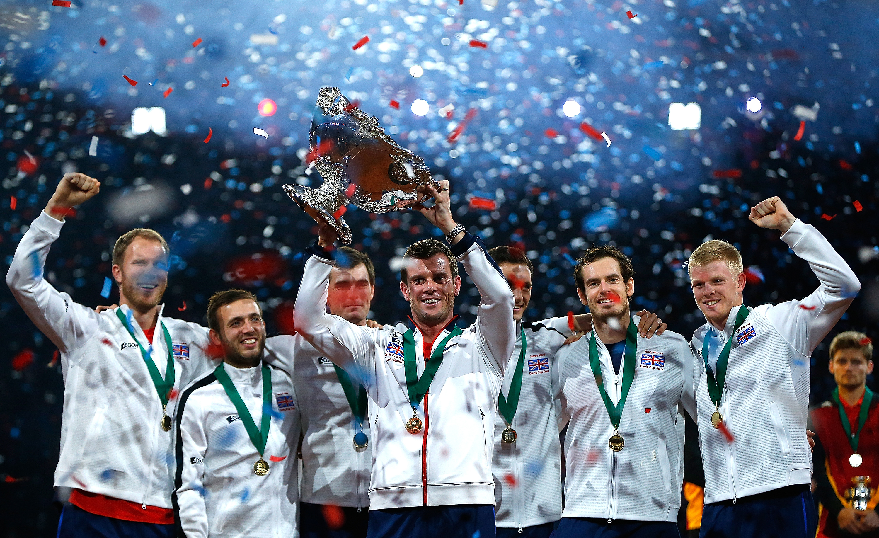 2015 Great Britain Davis Cup team lifting the trophy 