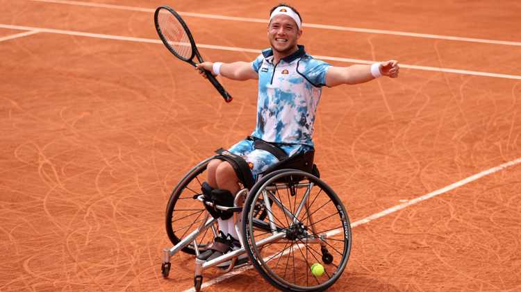 Alfie Hewett celebrates winning the 2021 French Open singles title