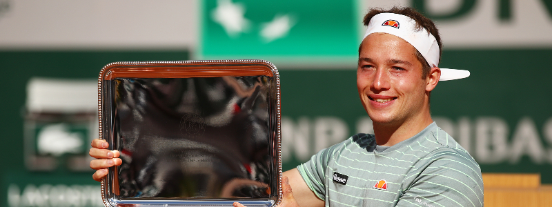 Alfie Hewett posing with Roland Garros trophy