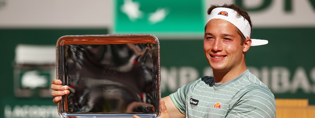 Alfie Hewett posing with Roland Garros trophy