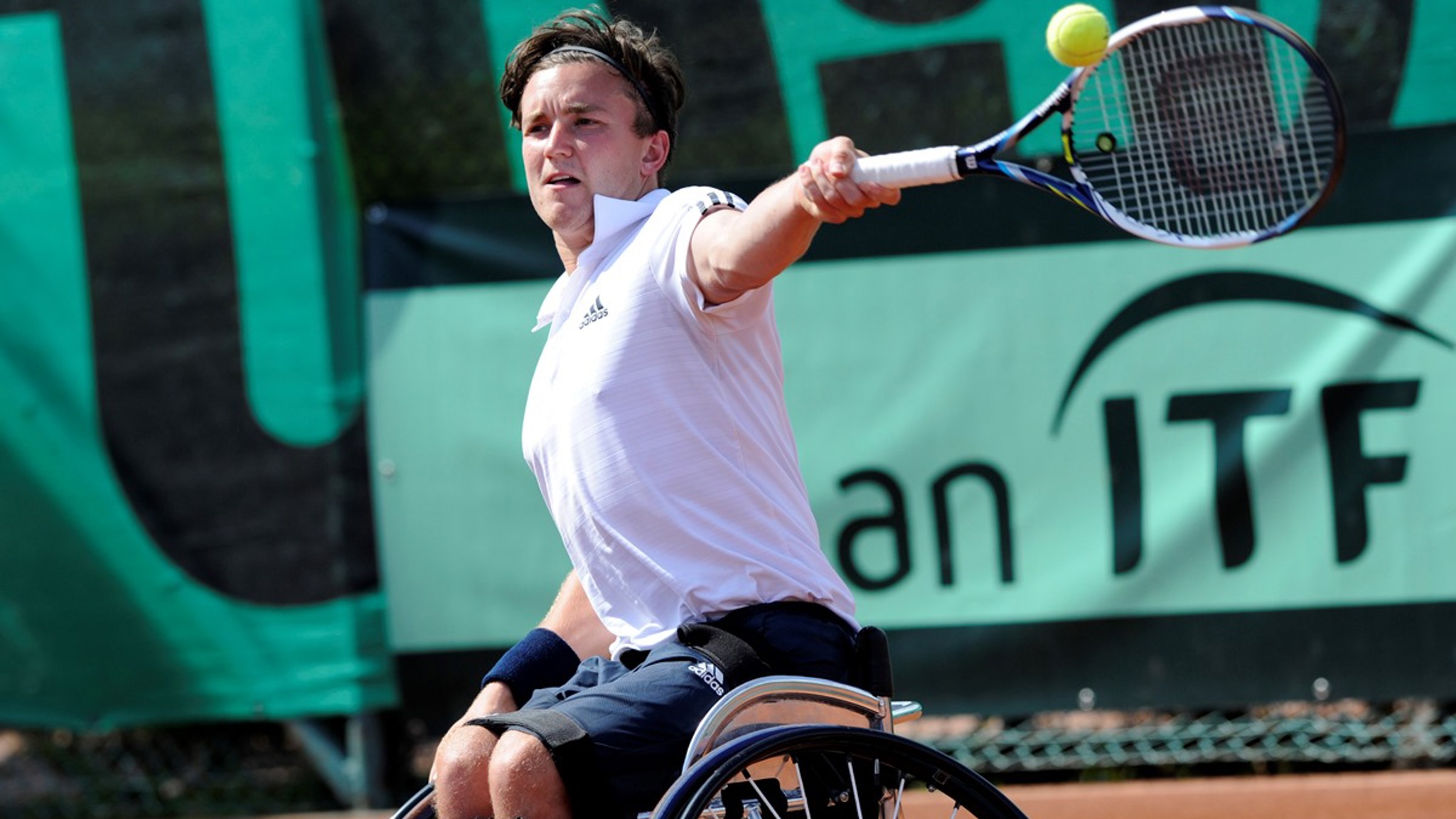 Gordon Reid playing a tennis shot