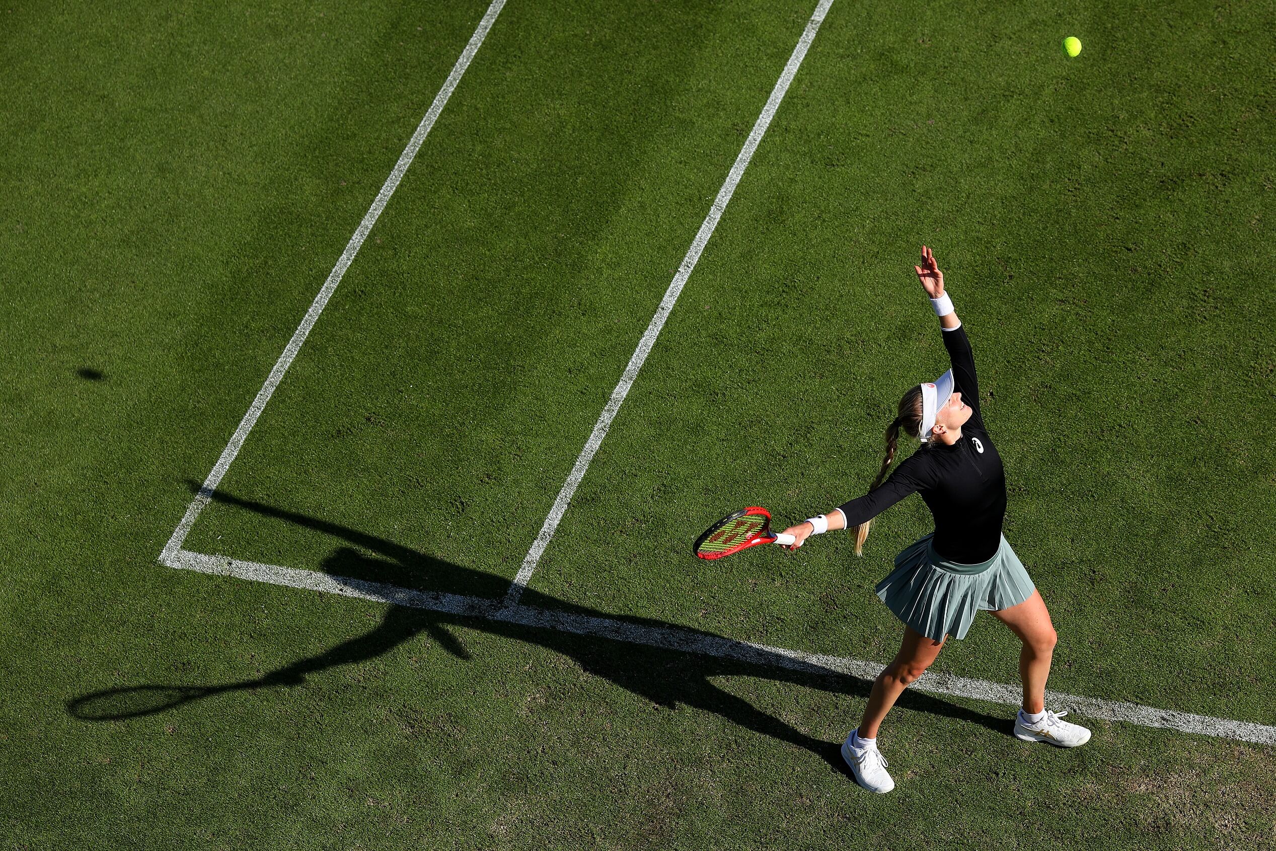 Harriet Dart serves.jpg