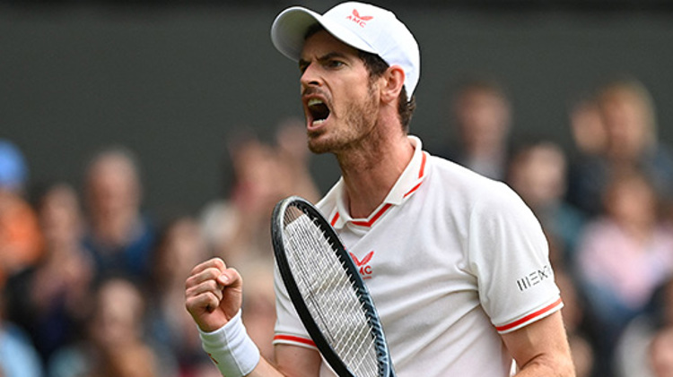 Andy Murray celebrating in front of a full crowd