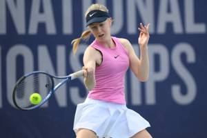 Tegan Bush hitting a forehand during a match at the Lexus Junior National Championships
