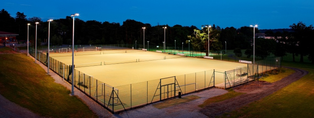 Floodlights on a clay tennis courts 