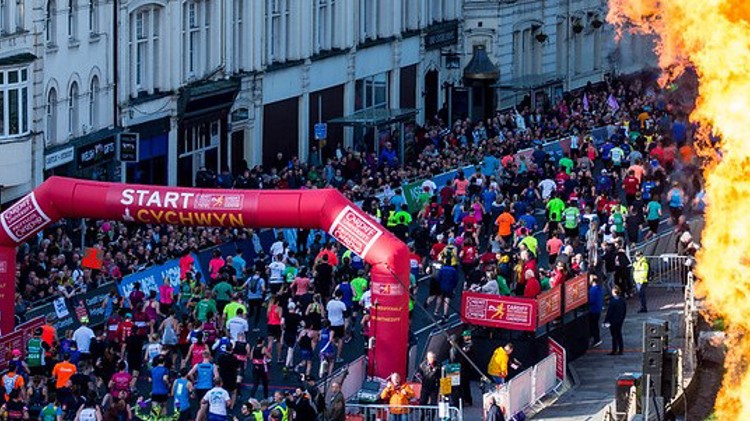 Crowds at Run 4 Wales start line