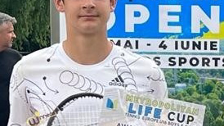 Alex wins doubles title in Romania