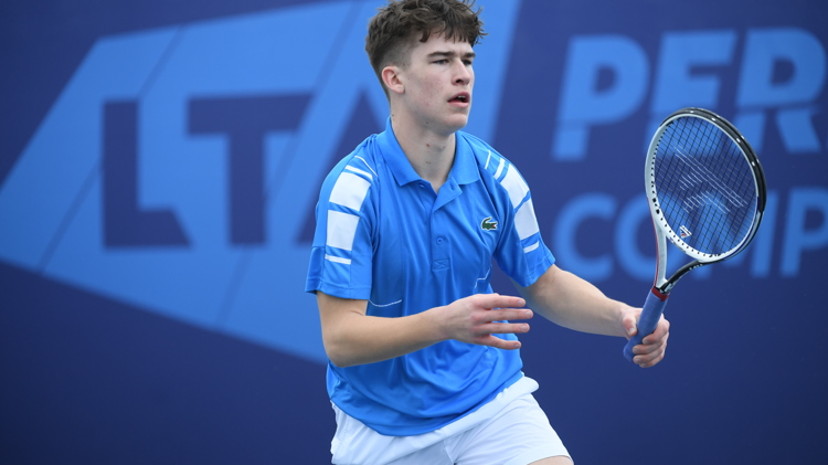 Viktor returning a tennis serve mid game
