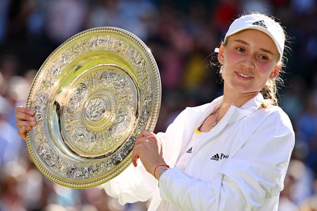 Elena Rybakina holding the Wimbledon trophy in 2022