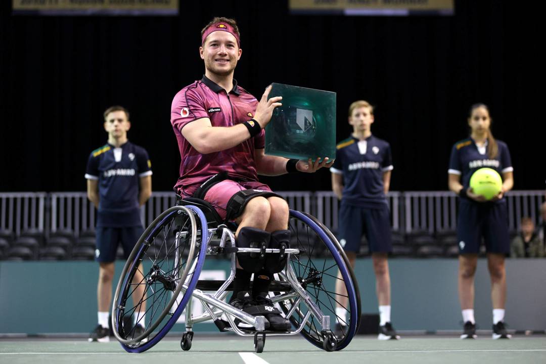Alfie Hewett holding the Rotterdam singles title
