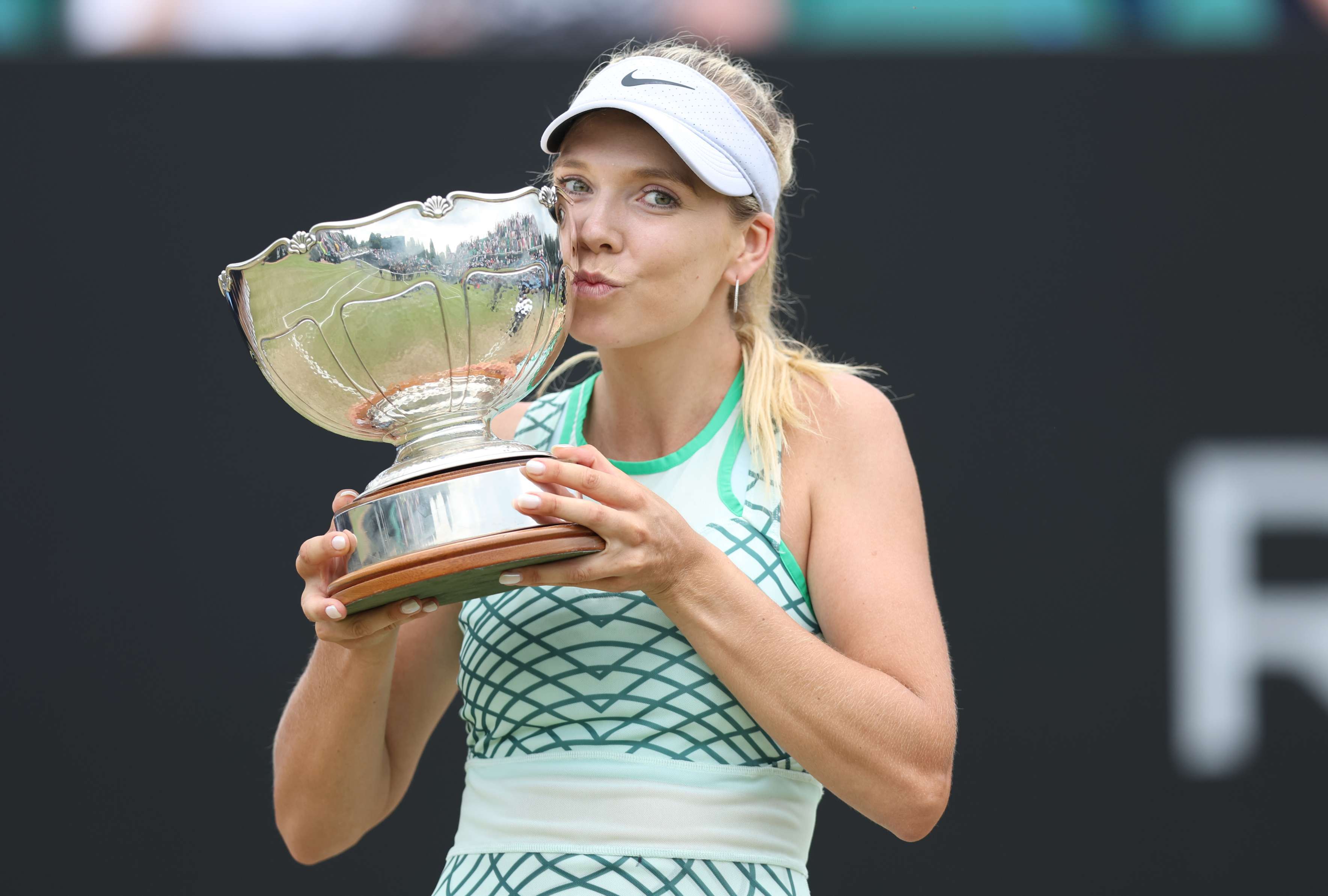Katie Boulter kissing her first WTA title at the Rothesay Open Nottingham 
