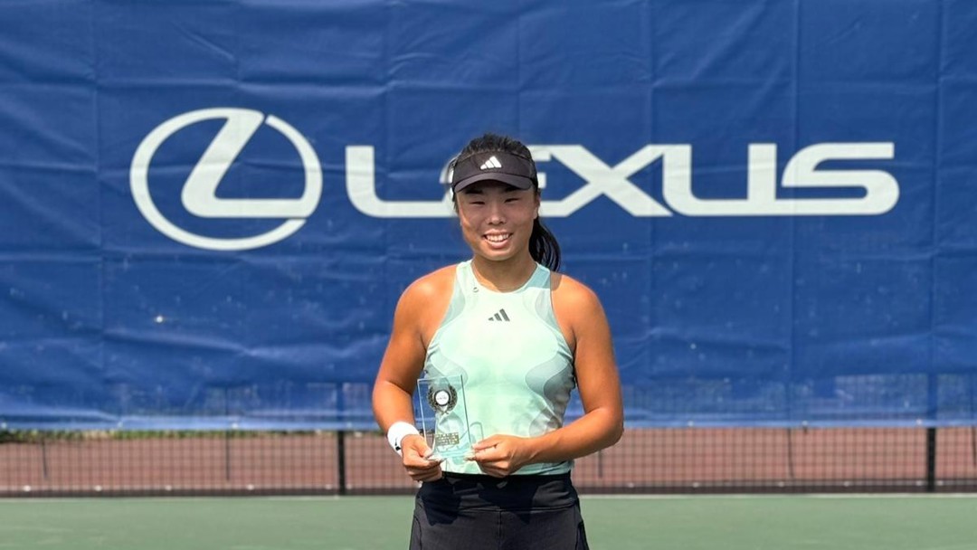 Mimi Xu holding her first professional singles title at the W35 Aldershot
