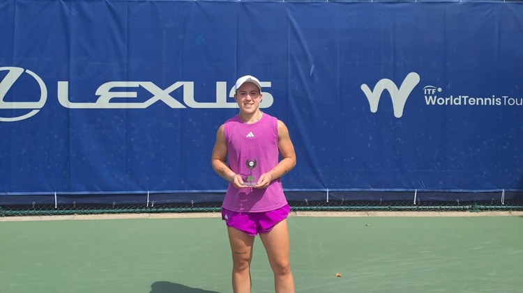 Sonay Kartal holding the W35 Roehampton singles title