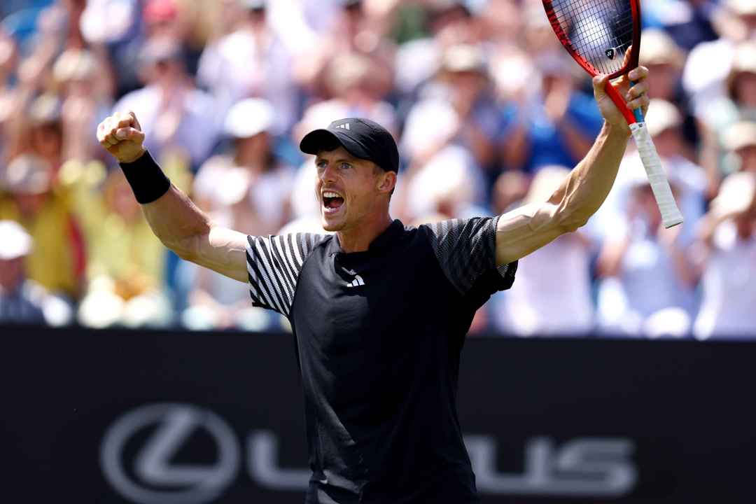 Billy Harris shouting while holding his arms up in the air after winning his quarter-final match at Rothesay International Eastbourne