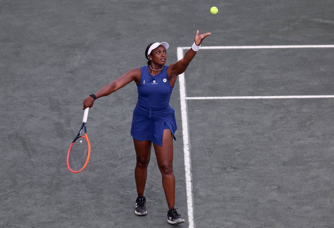 Sloane Stephens lines up a serve at the Charleston Open
