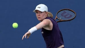 Francesca Jones lines up a forehand in the first round of the 2025 US Open