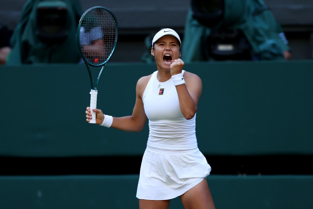 Emma Raducanu clenching her fist and roaring after winning a point at Wimbledon
