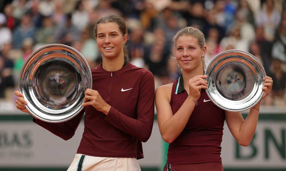 Hannah Klugman and Roland Garros girls singles winner Lili Tagger holding their trophies on court