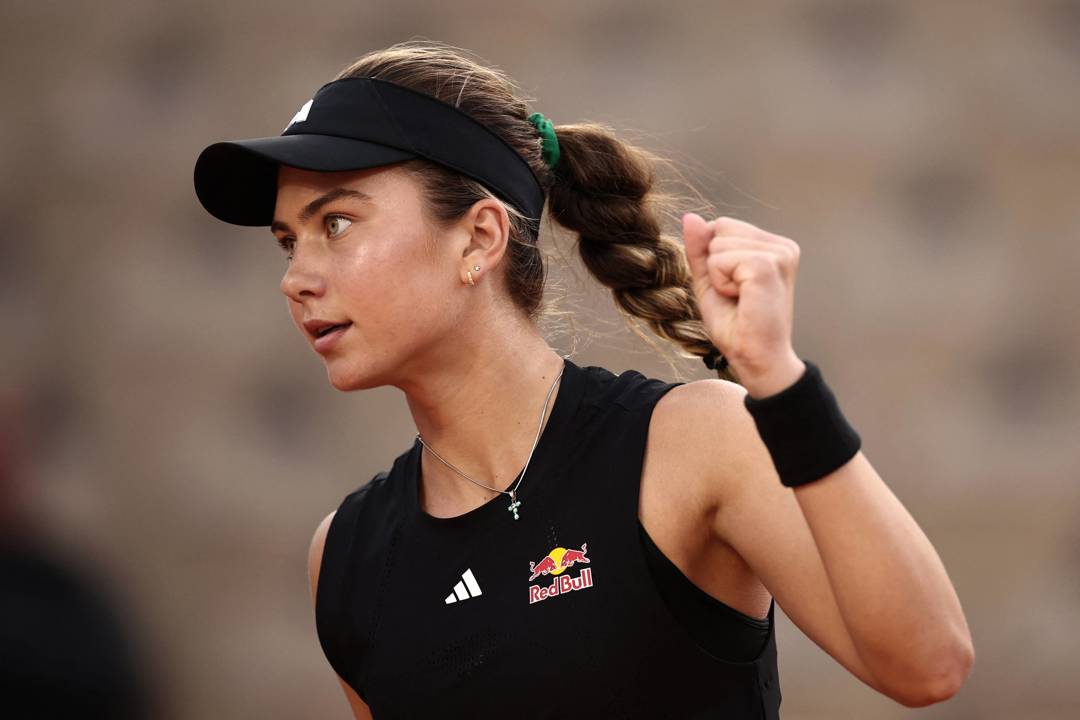 Iva Jovic gives a fist pump during Roland Garros 2025