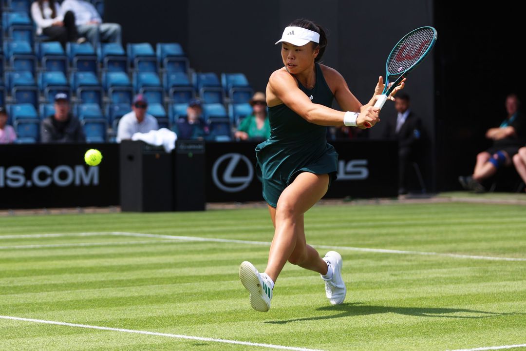 Mimi Xu about to hit a low backhand on the grass at the Lexus Birmingham Open