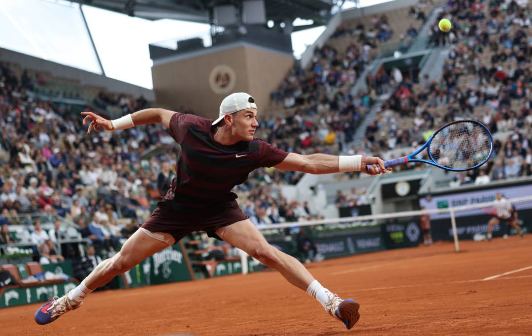 Jack Draper stretches for a backhand against Mattia Bellucci at Roland Garros