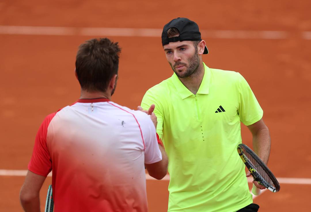 Jacob Fearnley shakes hands with Stan Wawrinka at Roland Garros