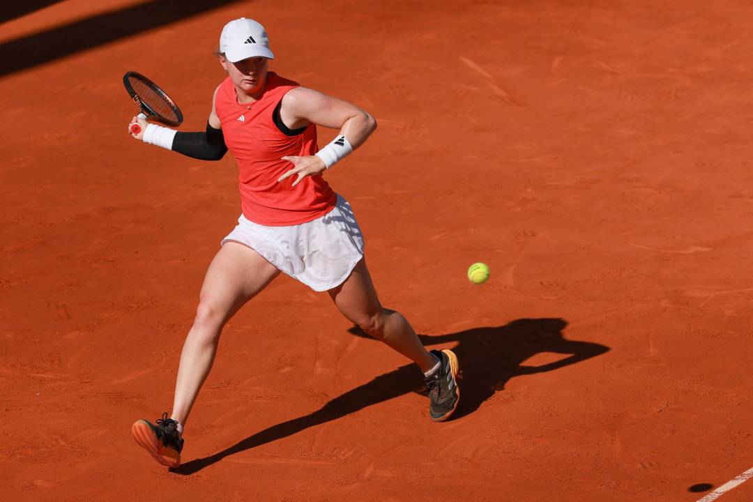 Francesca Jones lines up a forehand at the Mutua Madrid Open