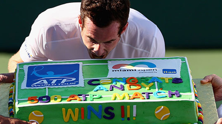Andy Murray eating a cake