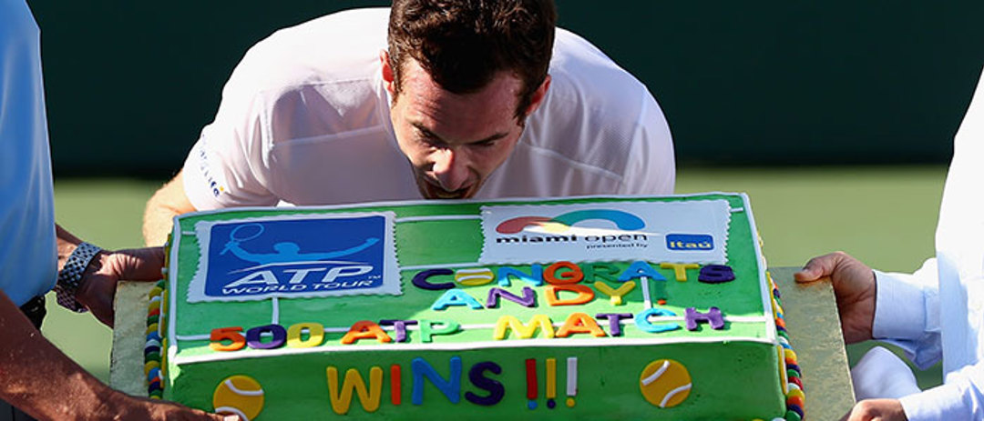 Andy Murray eating a cake