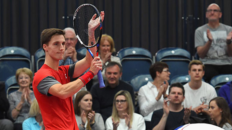 Joe Salisbury applauding the crowd