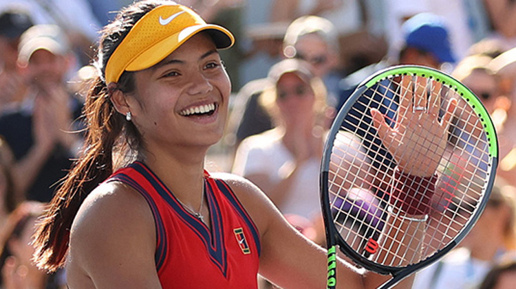 Emma Raducanu applauding the tennis crowd at the US Open