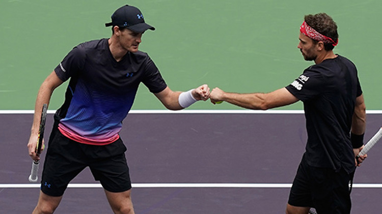 Jamie Murray and Bruno Soares fist pumping on court during a match